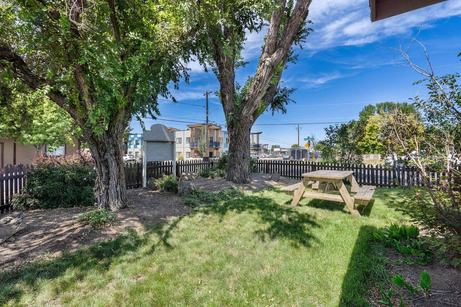 Photo of 654 NW 4th Street 6 of 25