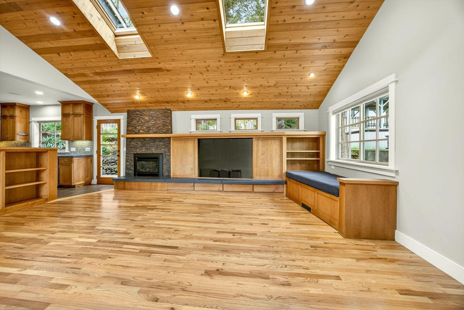 Photo of 301 Hillcrest 5 of 36