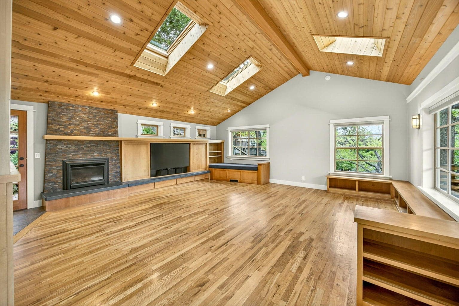 Photo of 301 Hillcrest 4 of 36