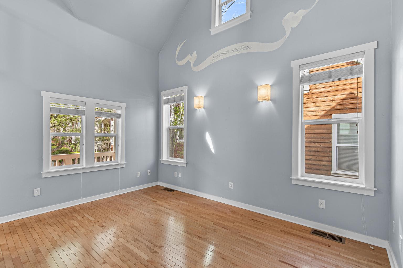 Photo of 2299 Siskiyou 5 of 29