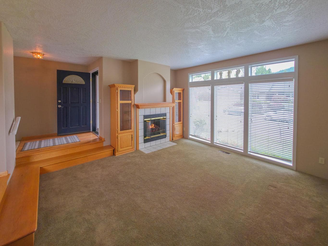 living room w gas fireplace