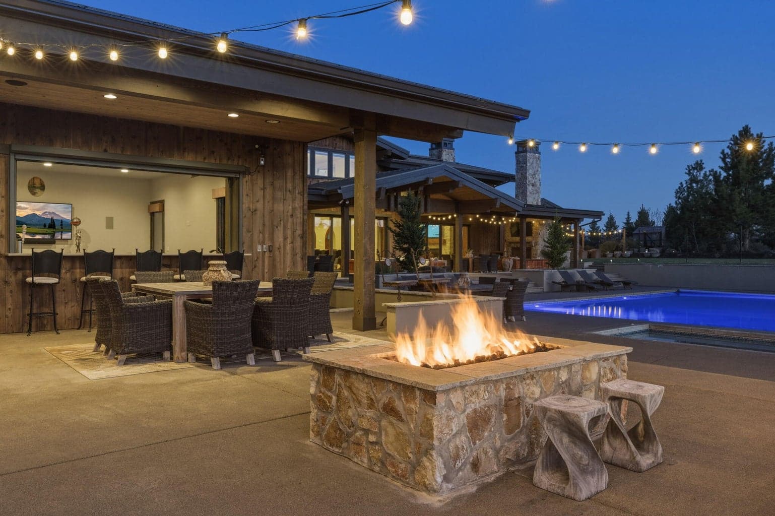 Pool & fire side evening - pool house bar