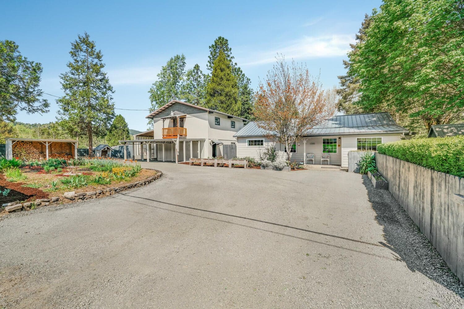 Photo of 1381 Oak Hill 4 of 47