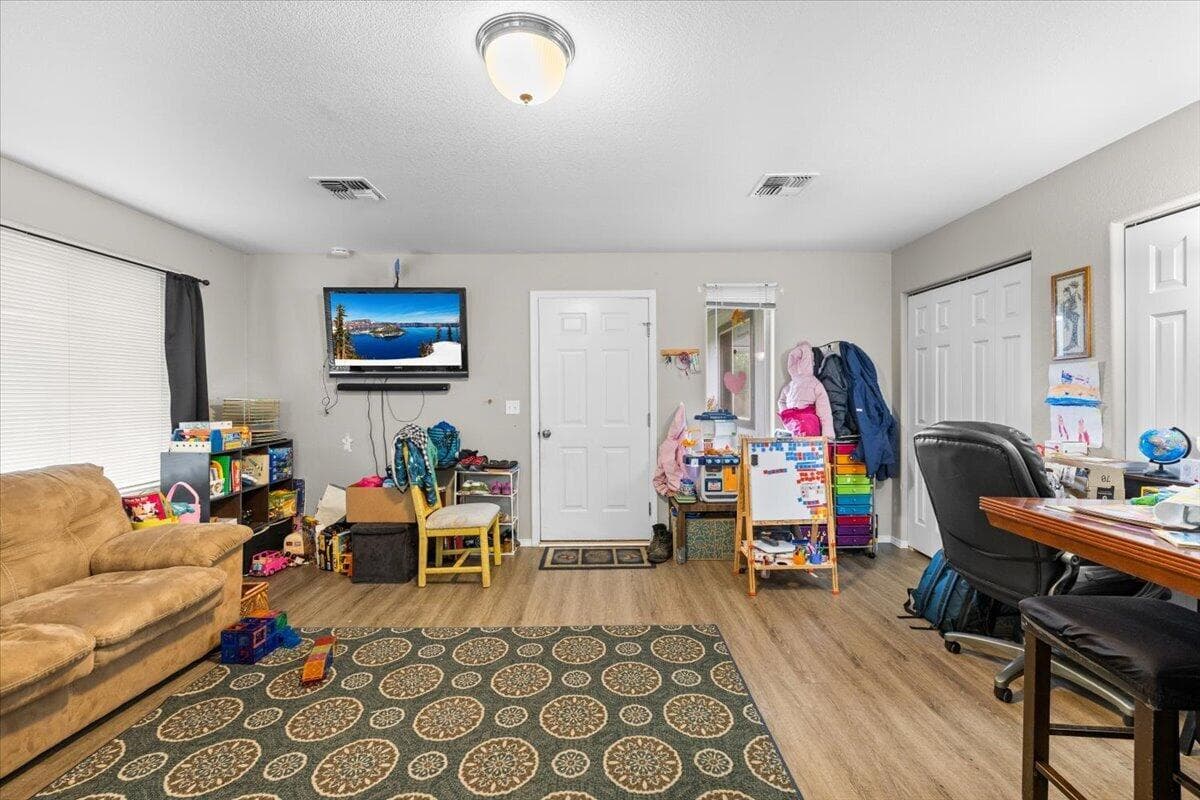 Photo of 1365 Sun Glo 4 of 25