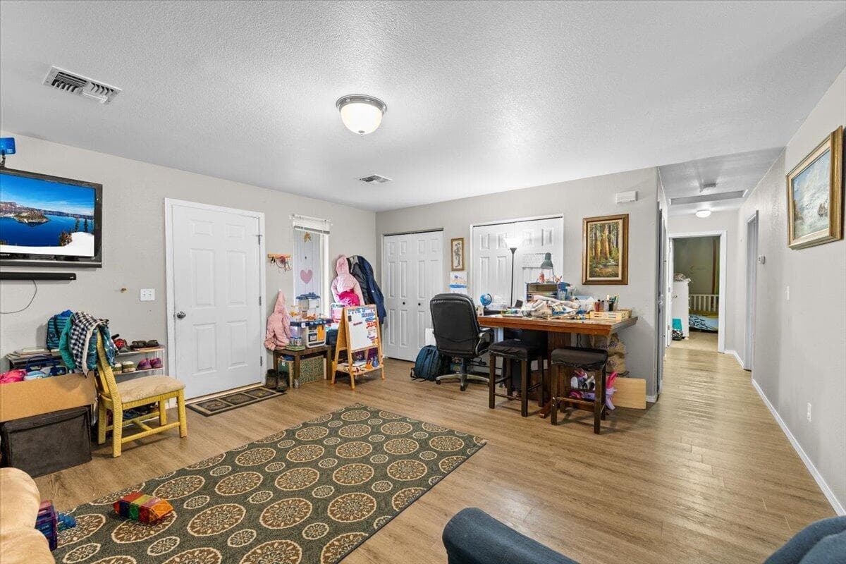 Photo of 1365 Sun Glo 5 of 25