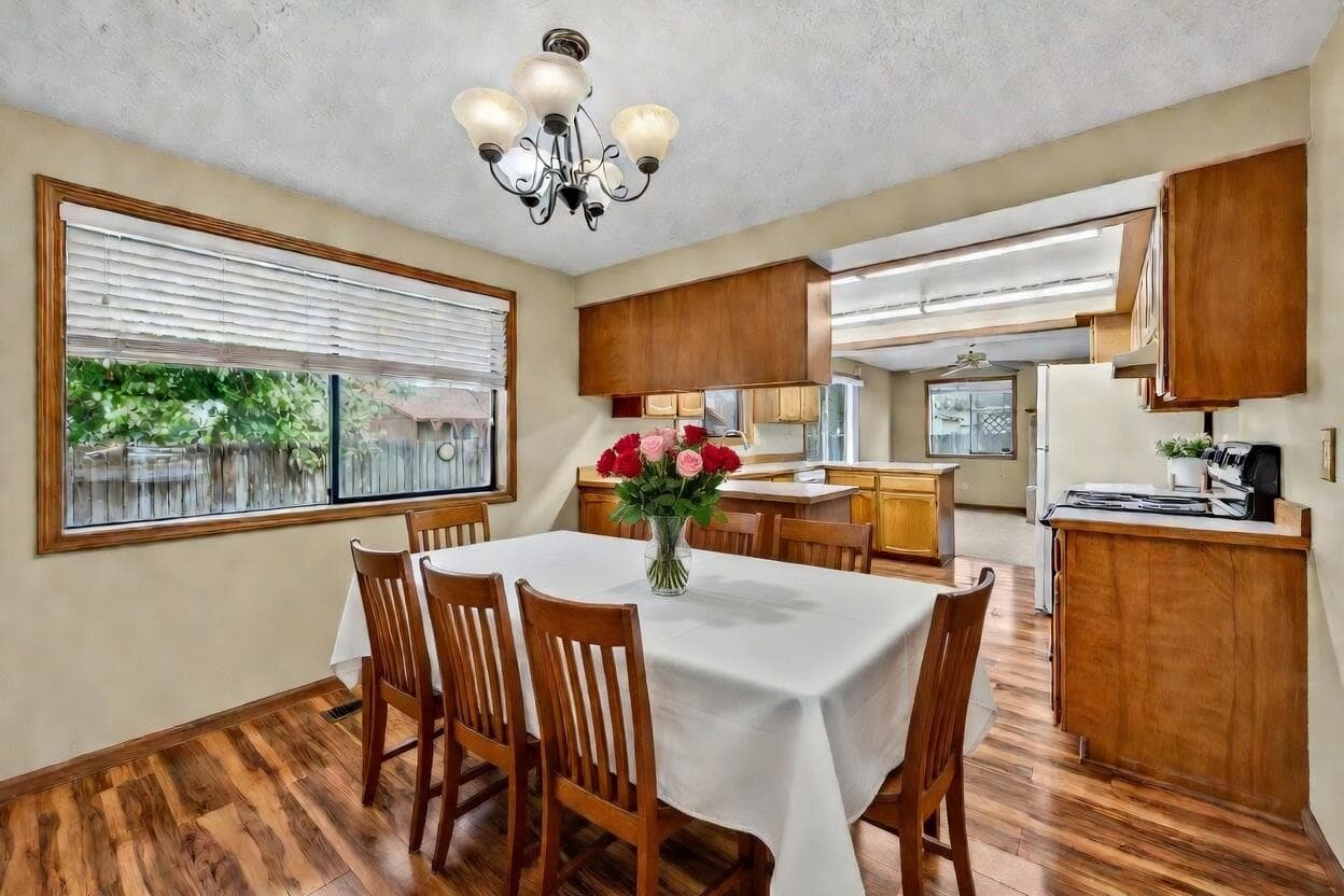 Dining area - virtually staged