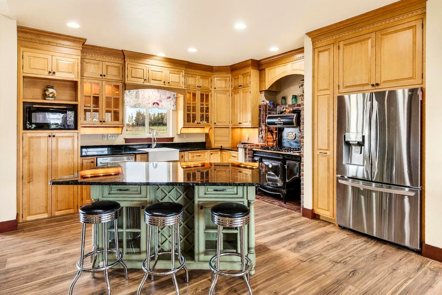 Photo of 2305 NE Wilcox Avenue 12 of 70
