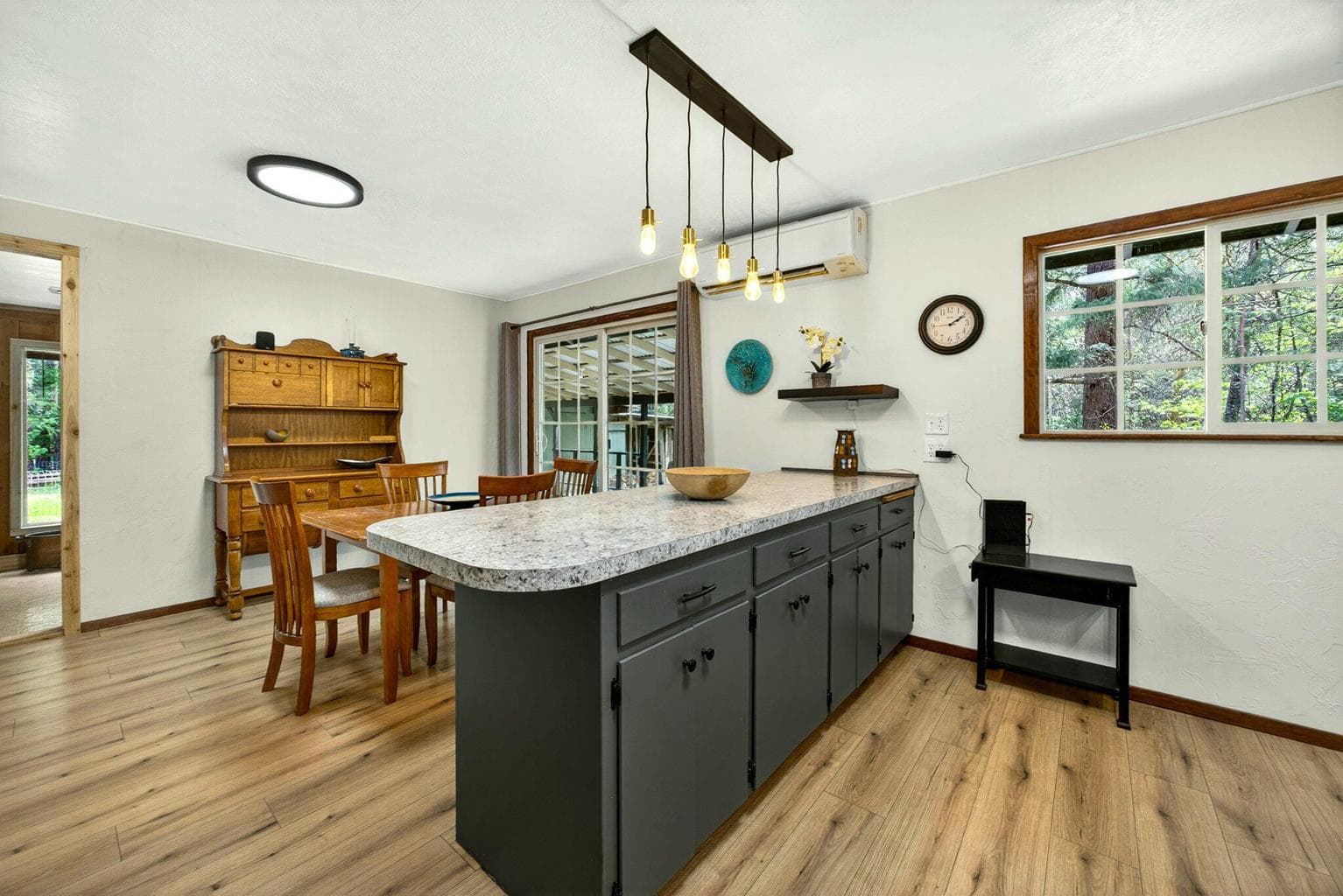 Photo of 9105 Evans Creek 4 of 48