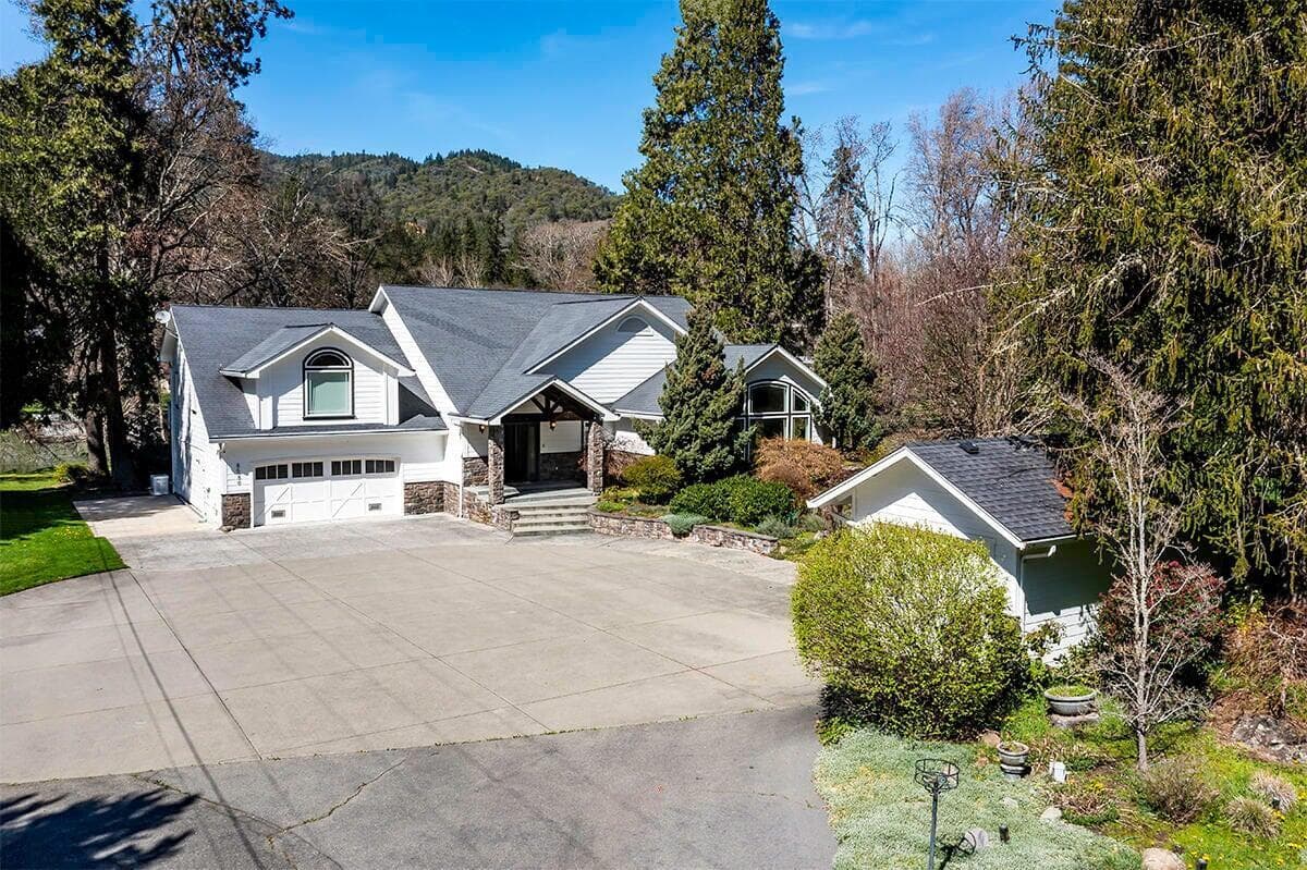 Photo of 8550 Rogue River 1 of 58