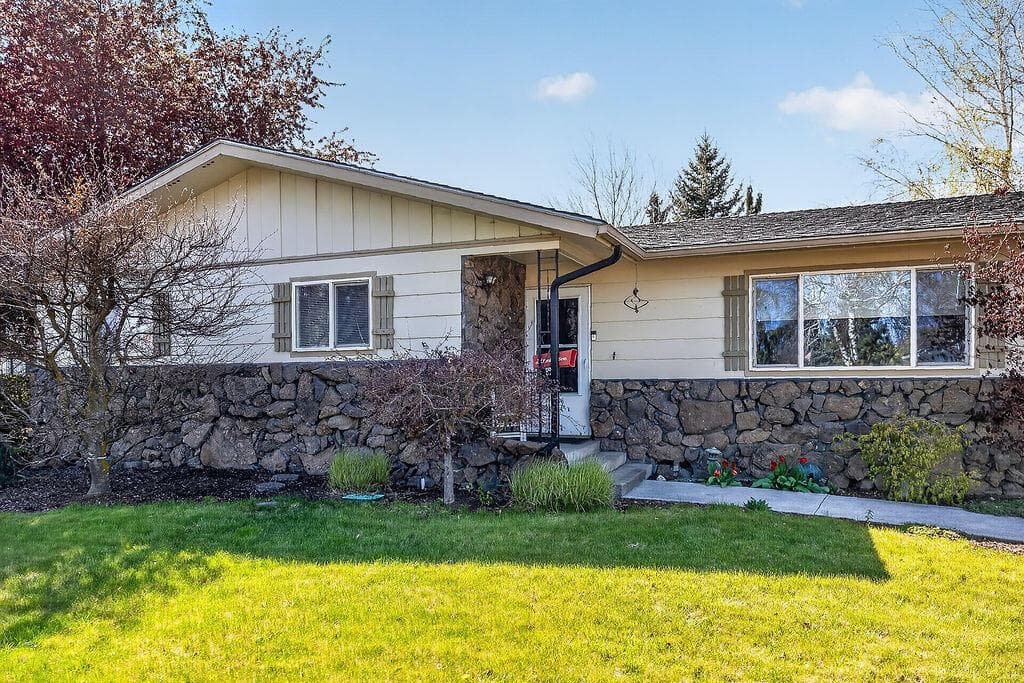 3805 Mazama