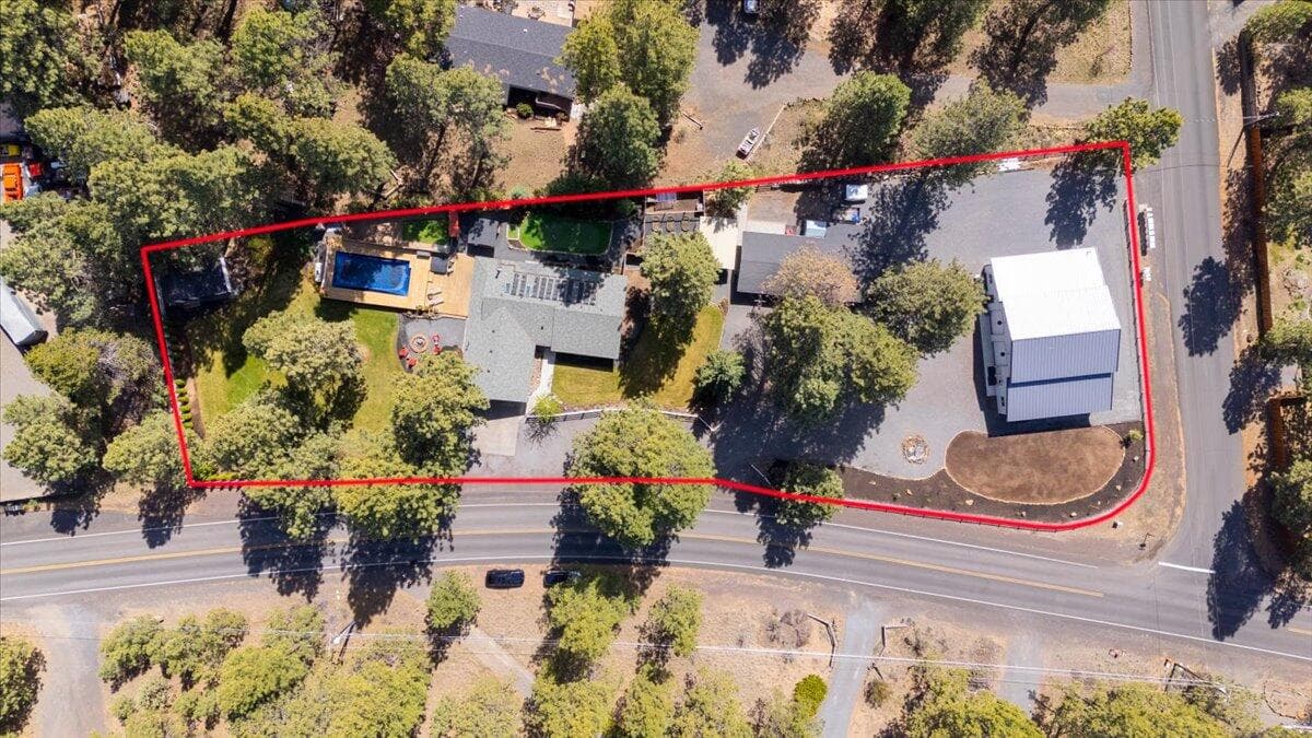 Corner lot with 3 entries