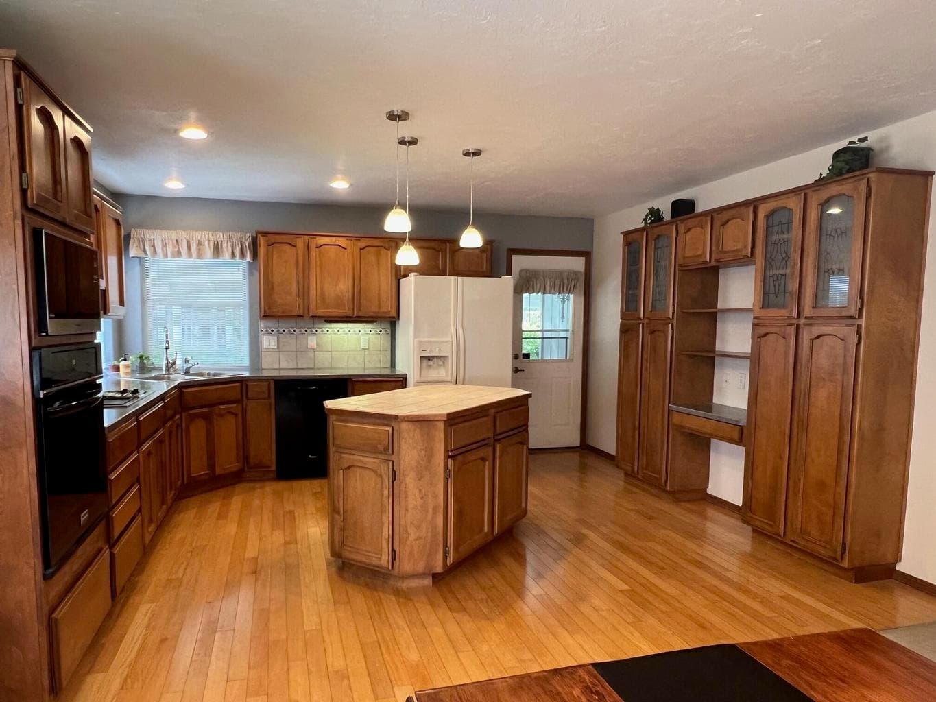 Photo of 1049 Jeramy 3 of 27