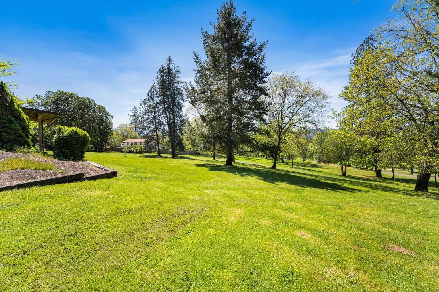Beautiful grounds gives a feeling of being on the golf course.