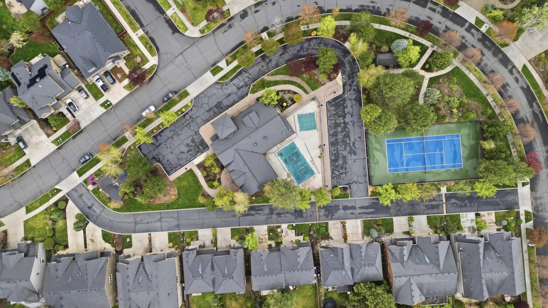 Community space, fitness center, pool/hot tub, tennis courts