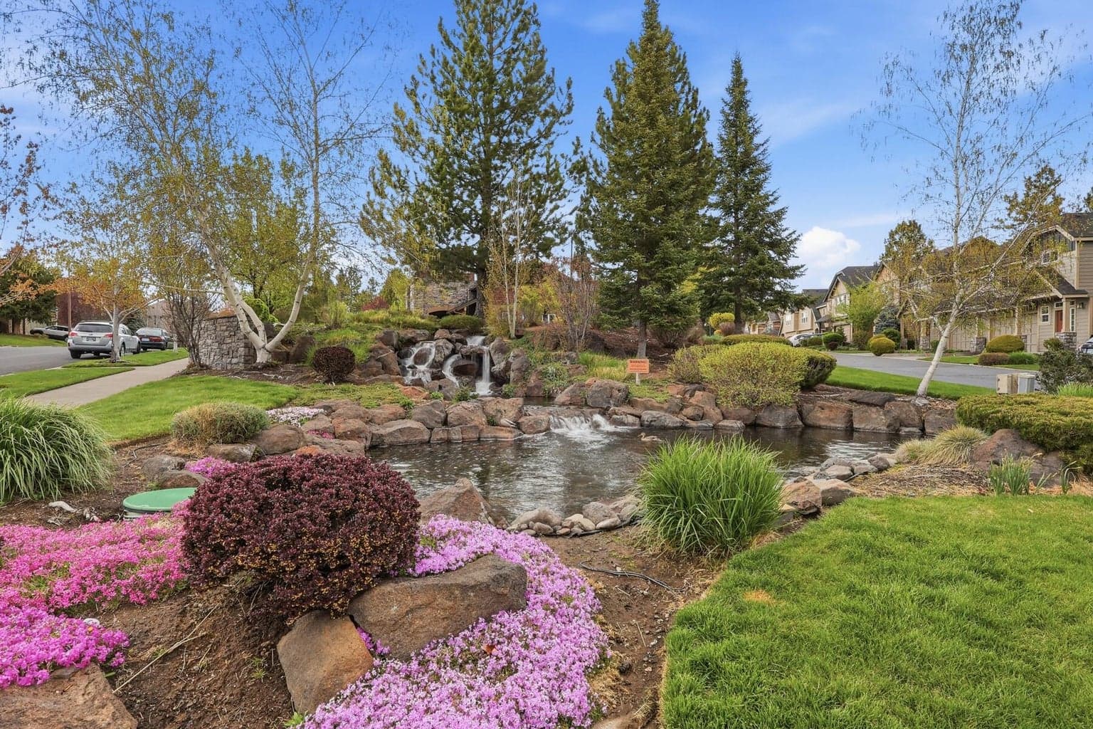 HOA-maintained common grounds