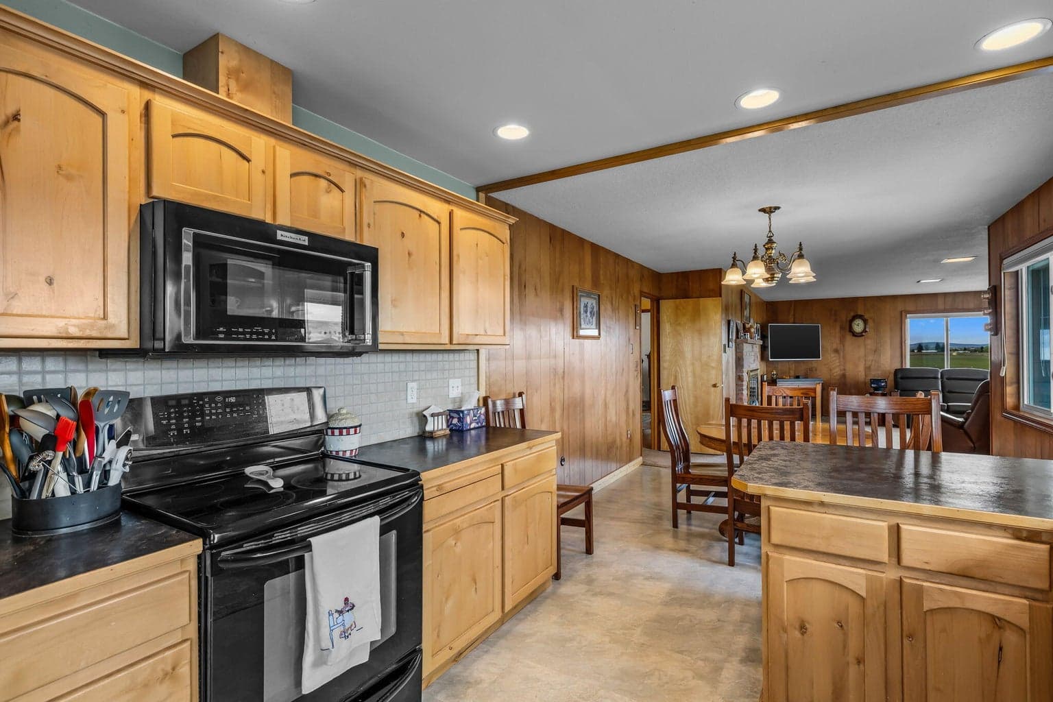 Photo of 501 NW Dogwood Lane 12 of 53