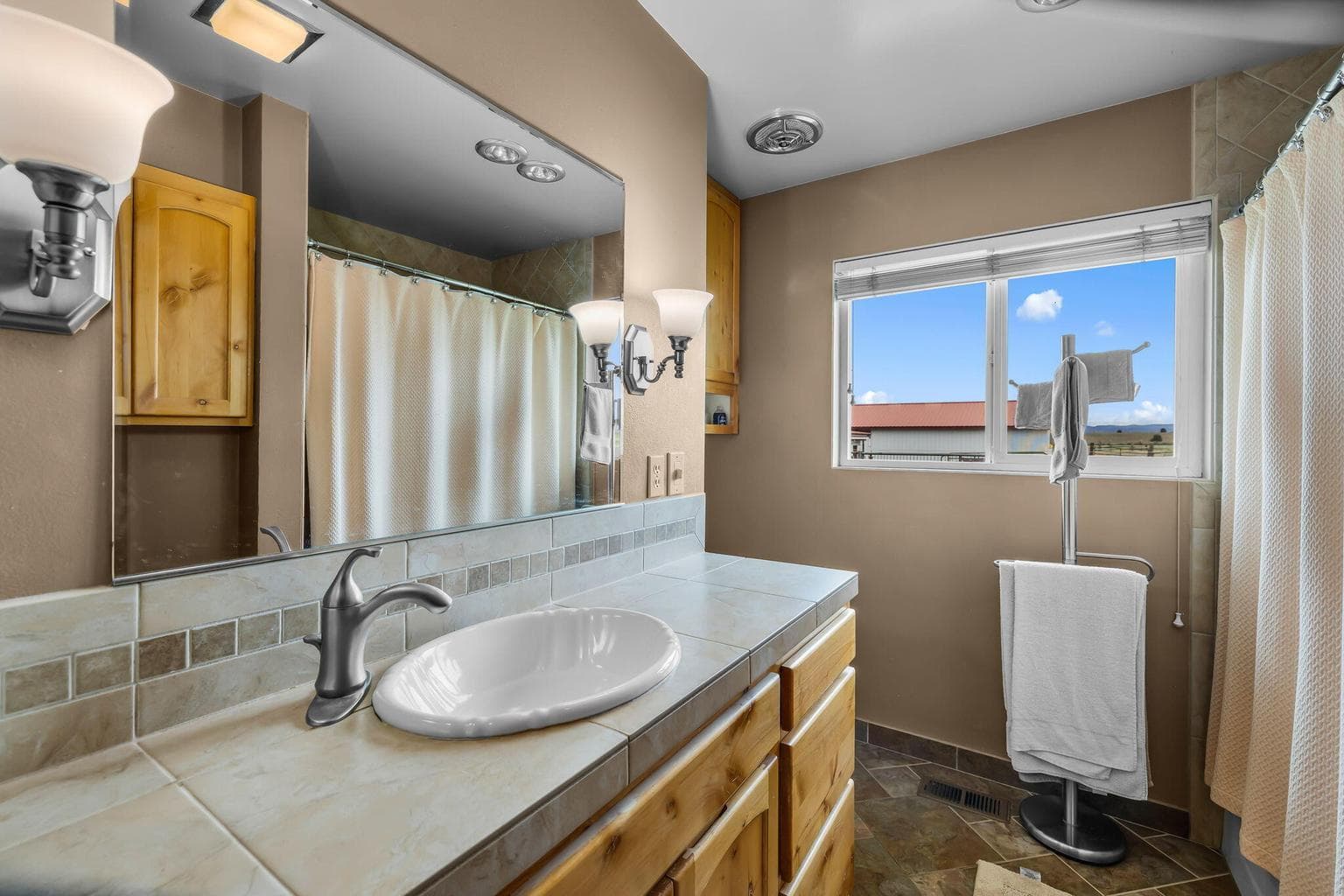 Photo of 501 NW Dogwood Lane 14 of 53