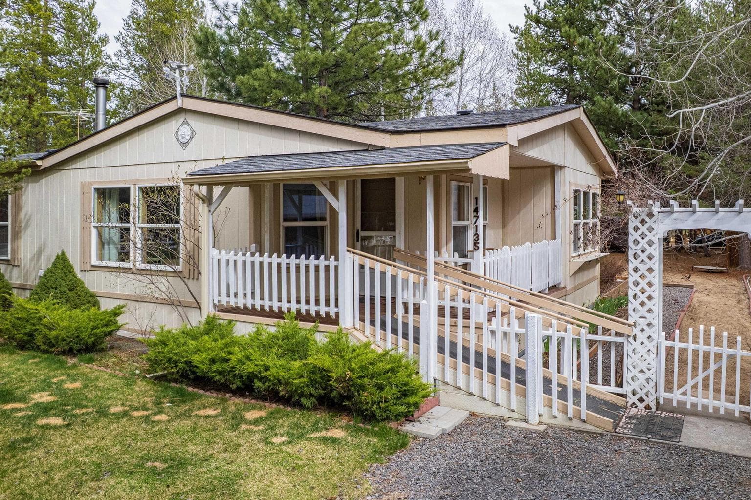 2 bed / 2 bath backs up to public land