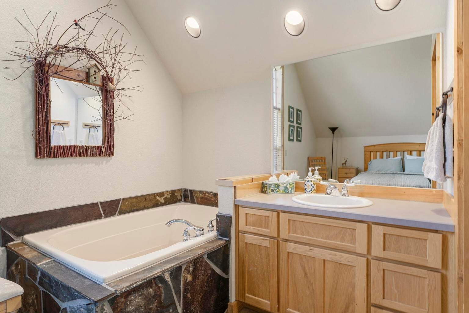2nd Primary Bedroom vanity & tub