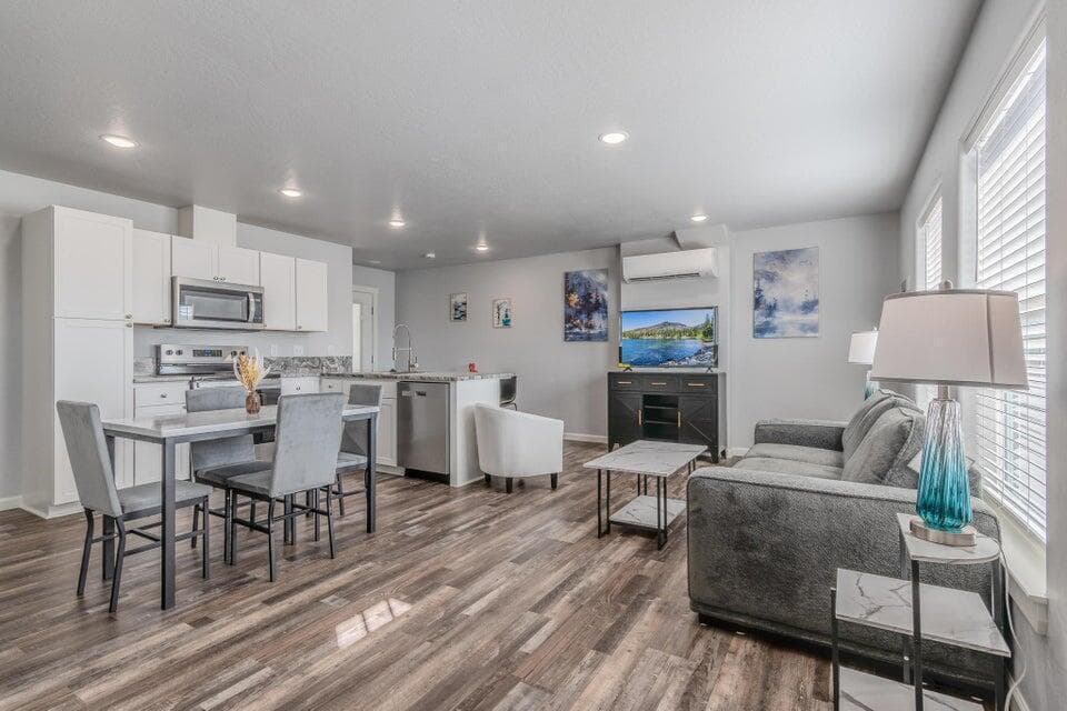 Photo of 7881 Houston 3 of 20