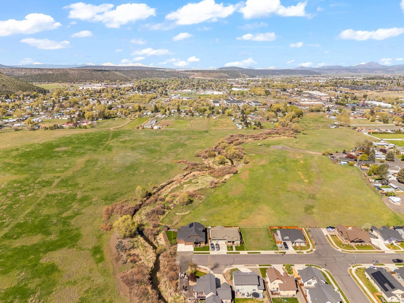 Photo of 561 SE Stearns Road 43 of 46