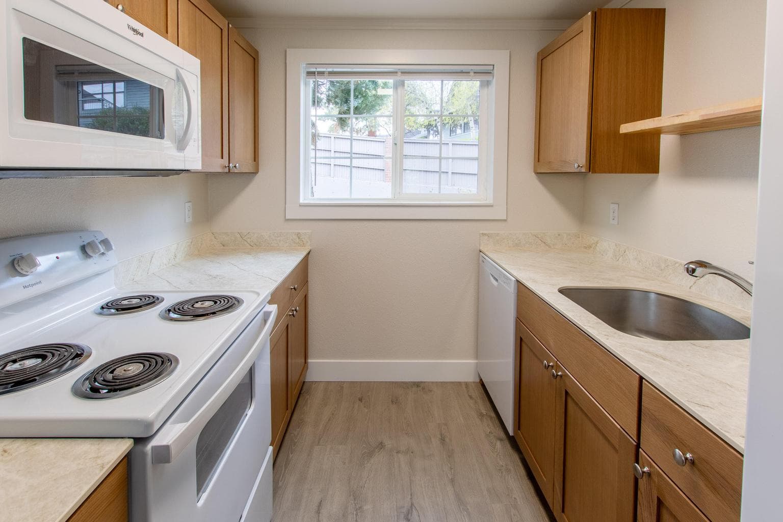 Photo of 931 NW Carlon Avenue 6 of 8