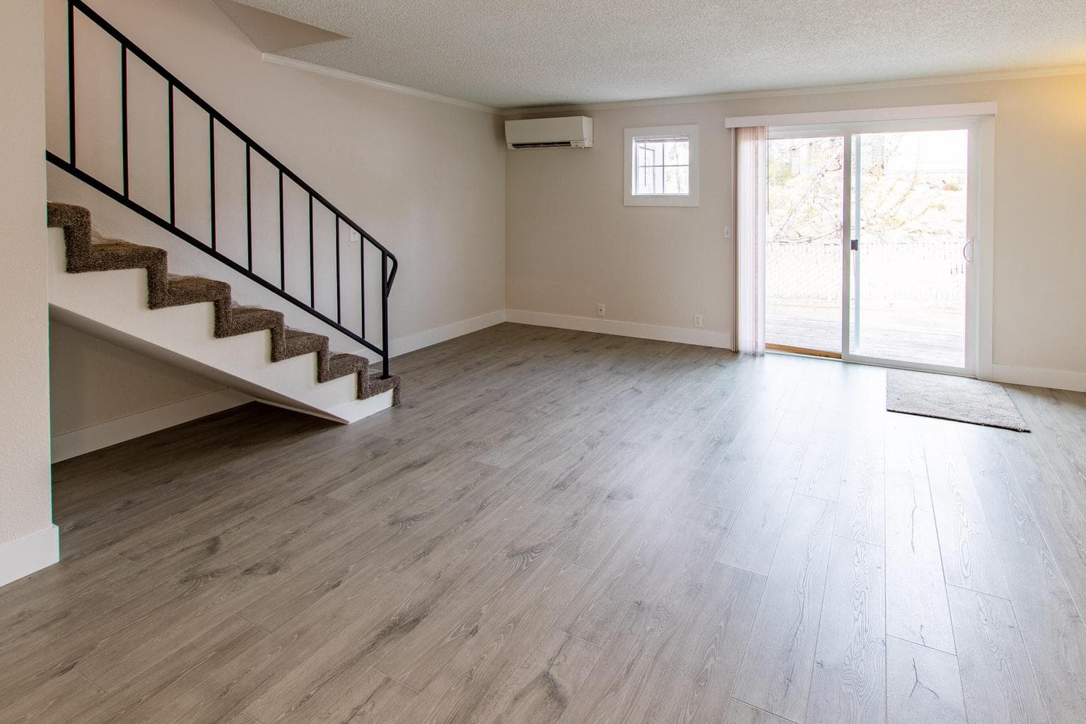 Photo of 931 NW Carlon Avenue 7 of 8
