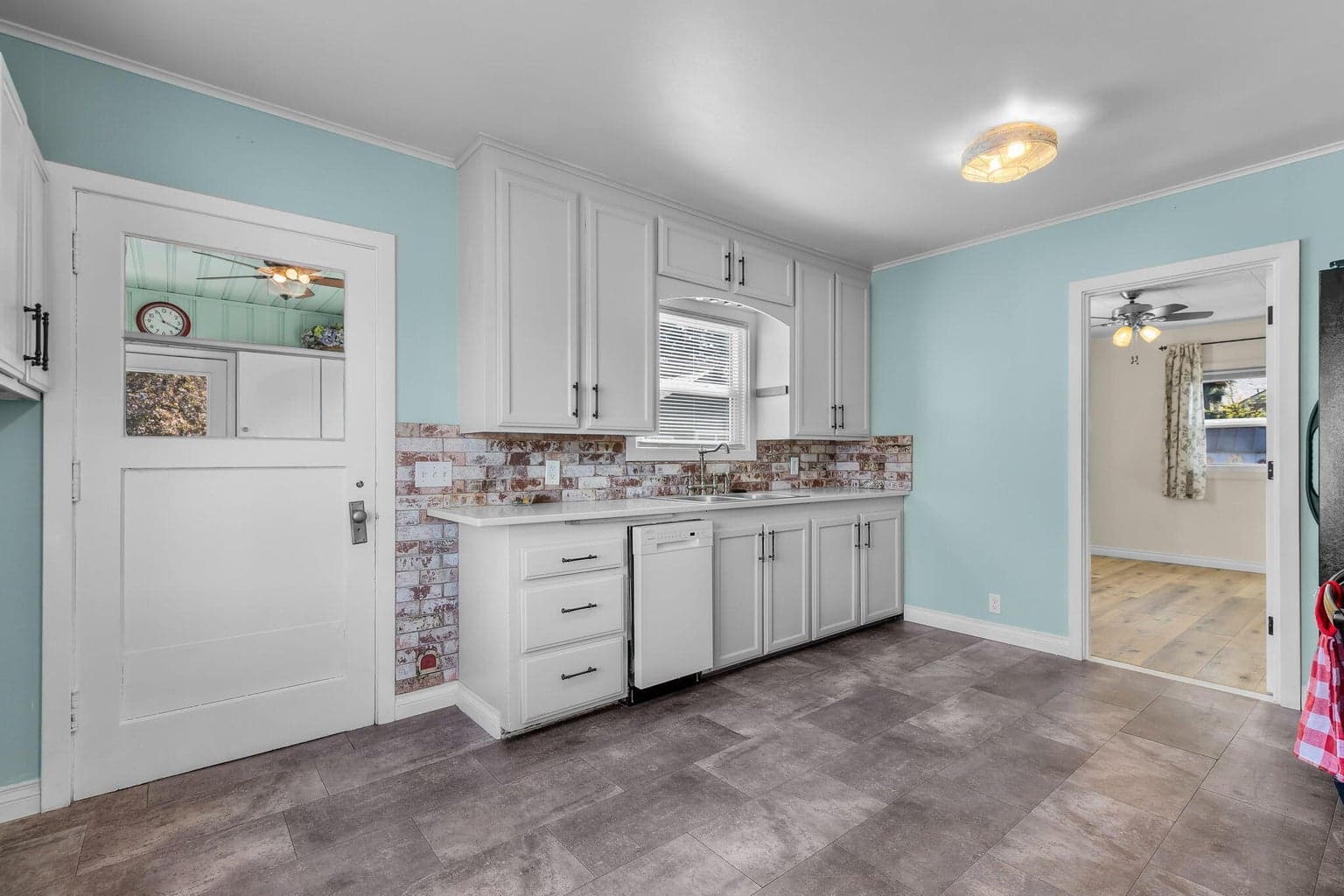 Photo of 924 NE 9th Street 13 of 41
