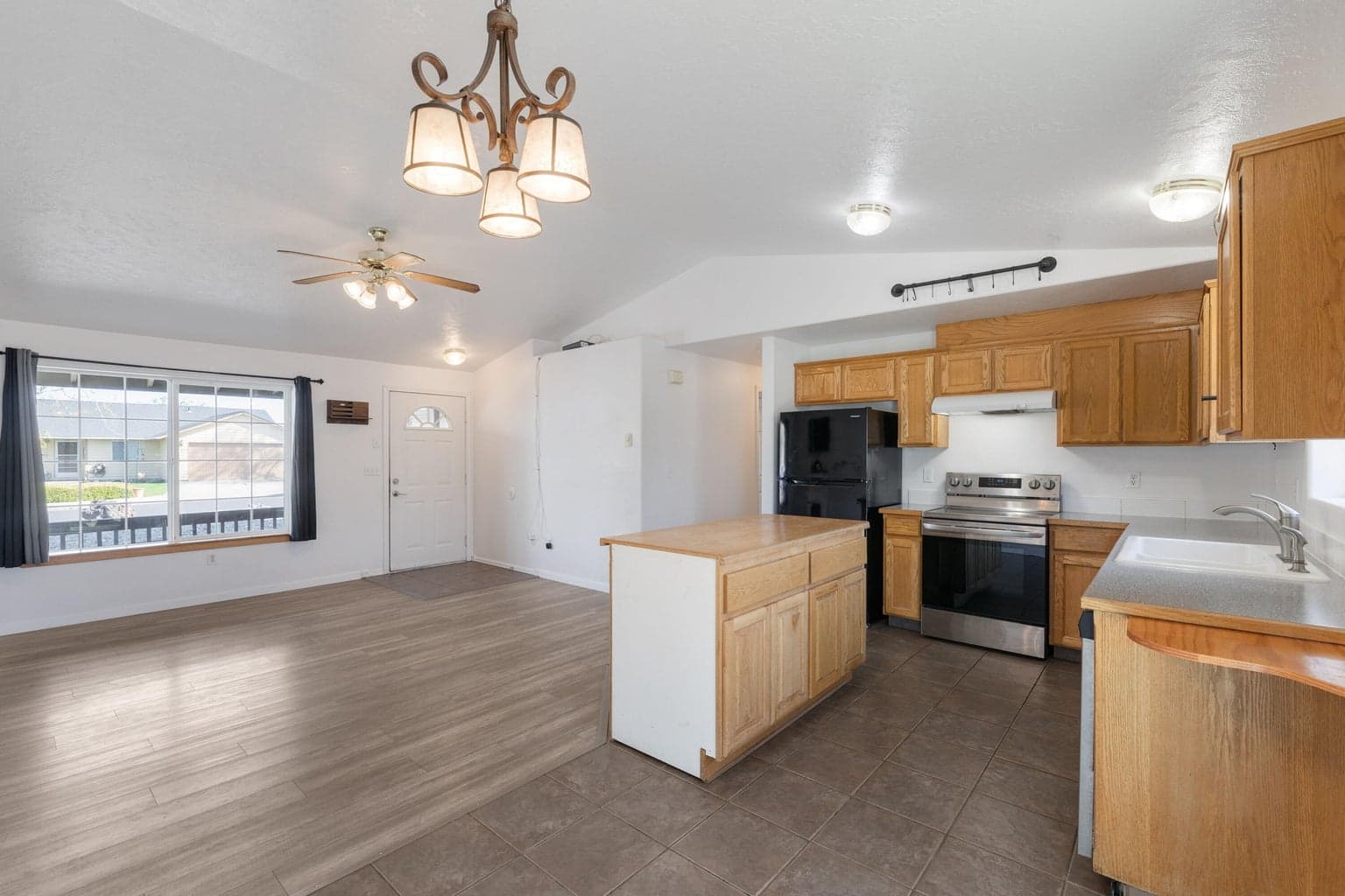 Photo of 906 NE Mahogany Street 6 of 32