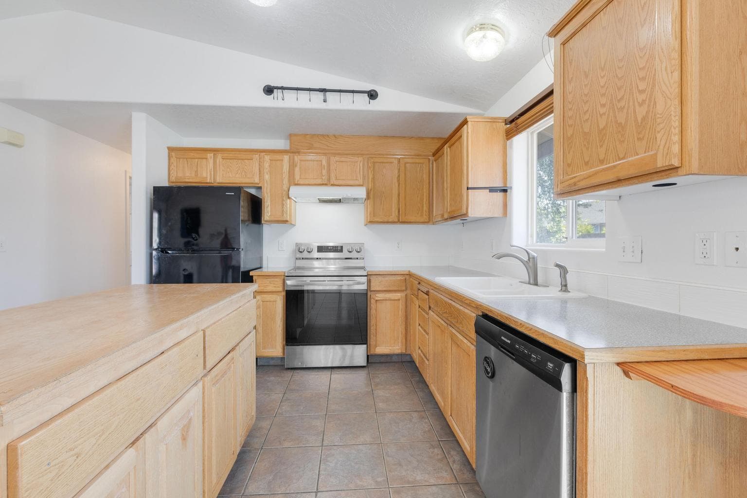 Photo of 906 NE Mahogany Street 7 of 32