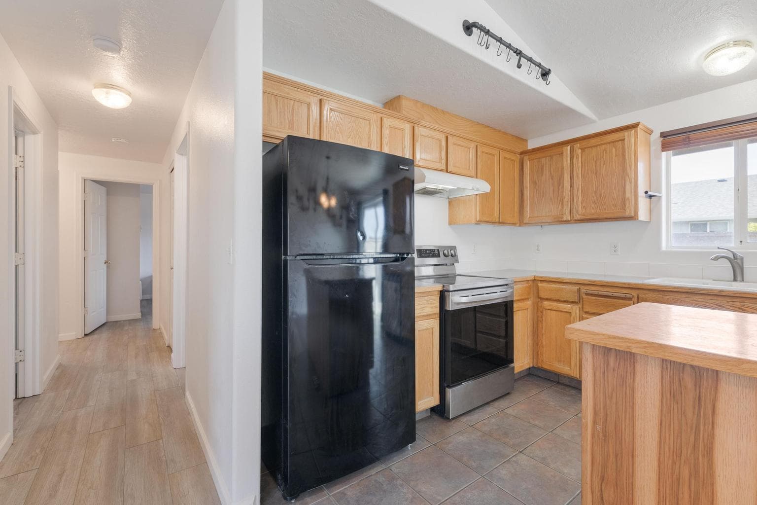 Photo of 906 NE Mahogany Street 10 of 32