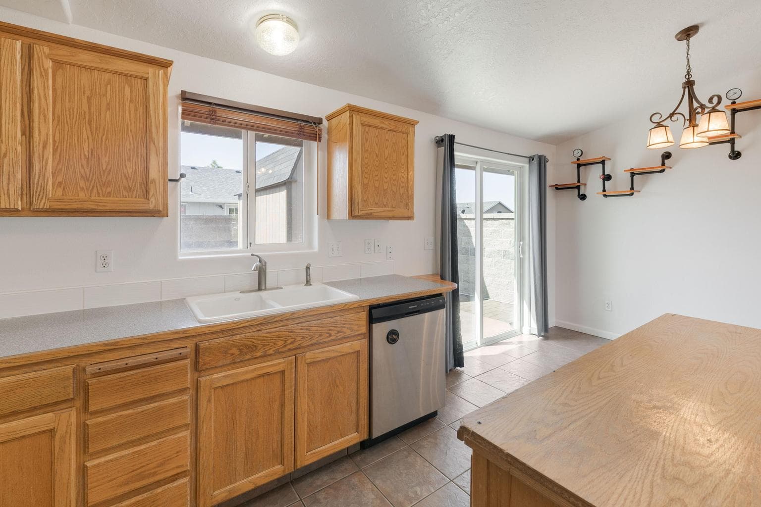 Photo of 906 NE Mahogany Street 8 of 32