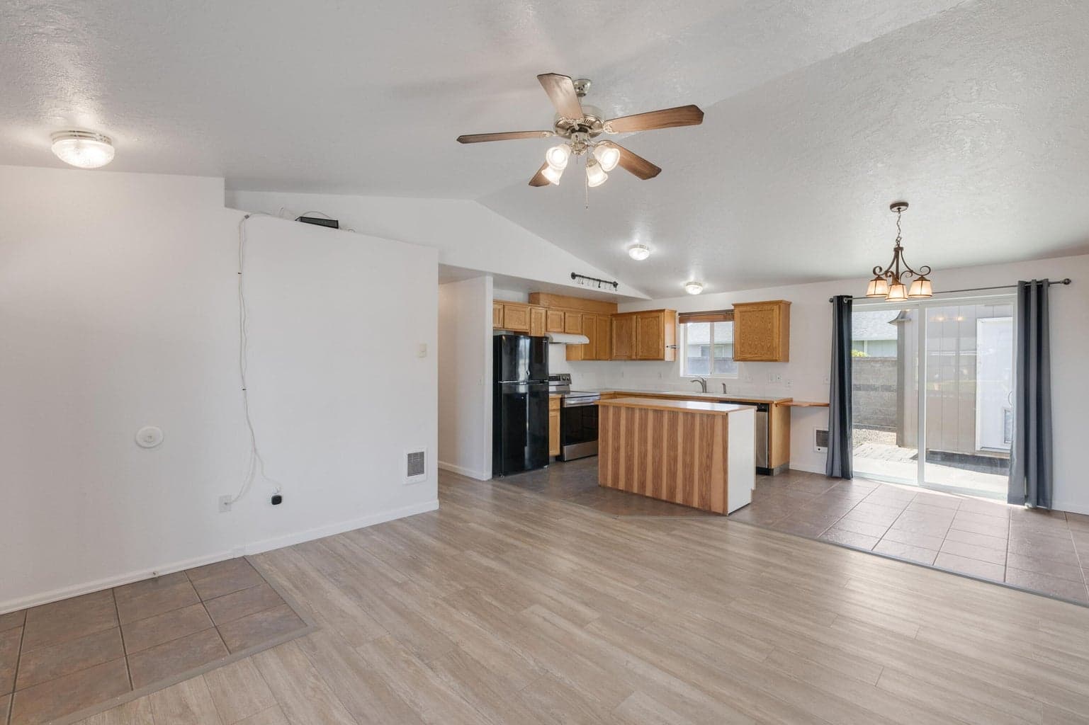 Photo of 906 NE Mahogany Street 9 of 32