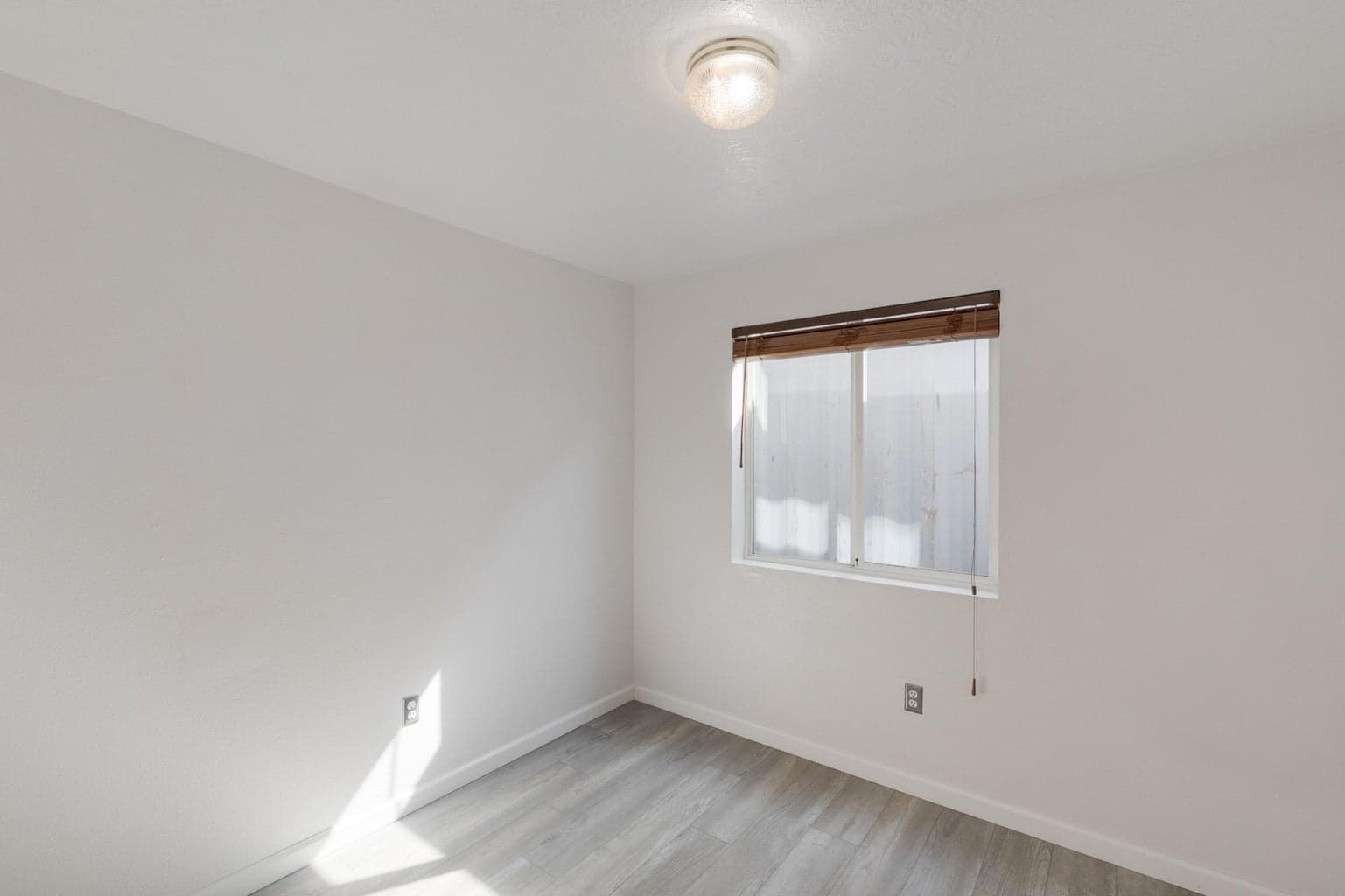 Photo of 906 NE Mahogany Street 13 of 32