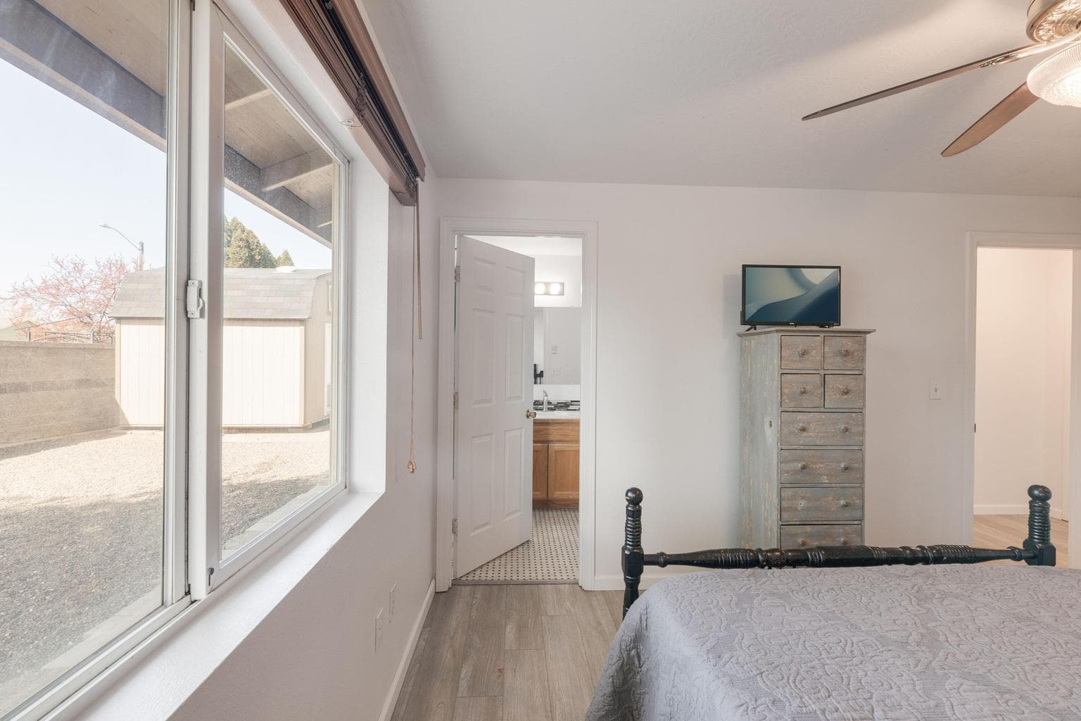 Photo of 906 NE Mahogany Street 16 of 32