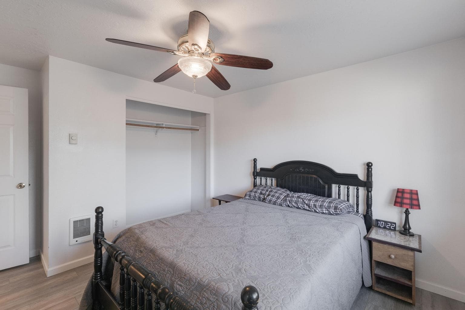 Photo of 906 NE Mahogany Street 17 of 32