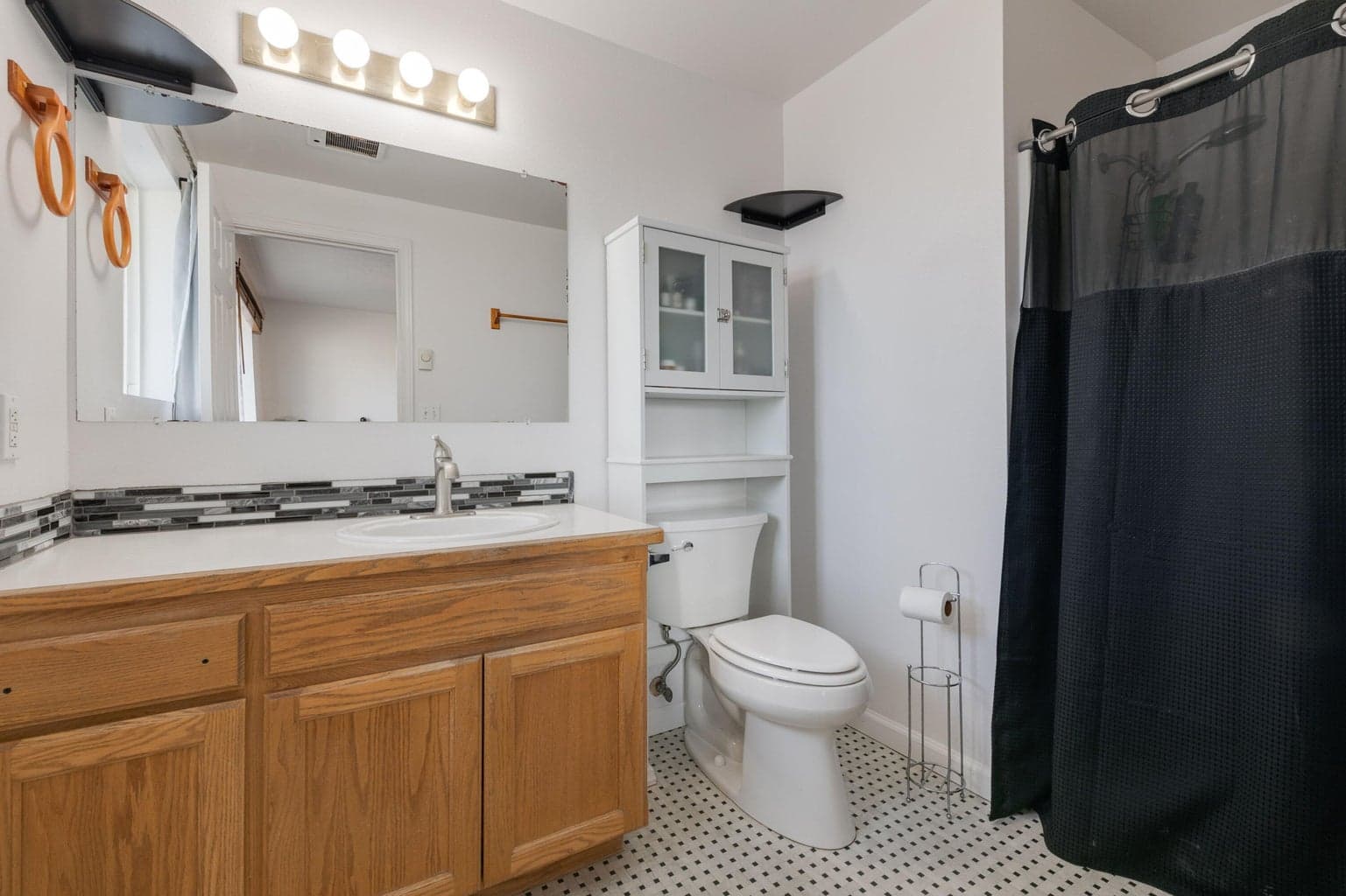 Photo of 906 NE Mahogany Street 18 of 32