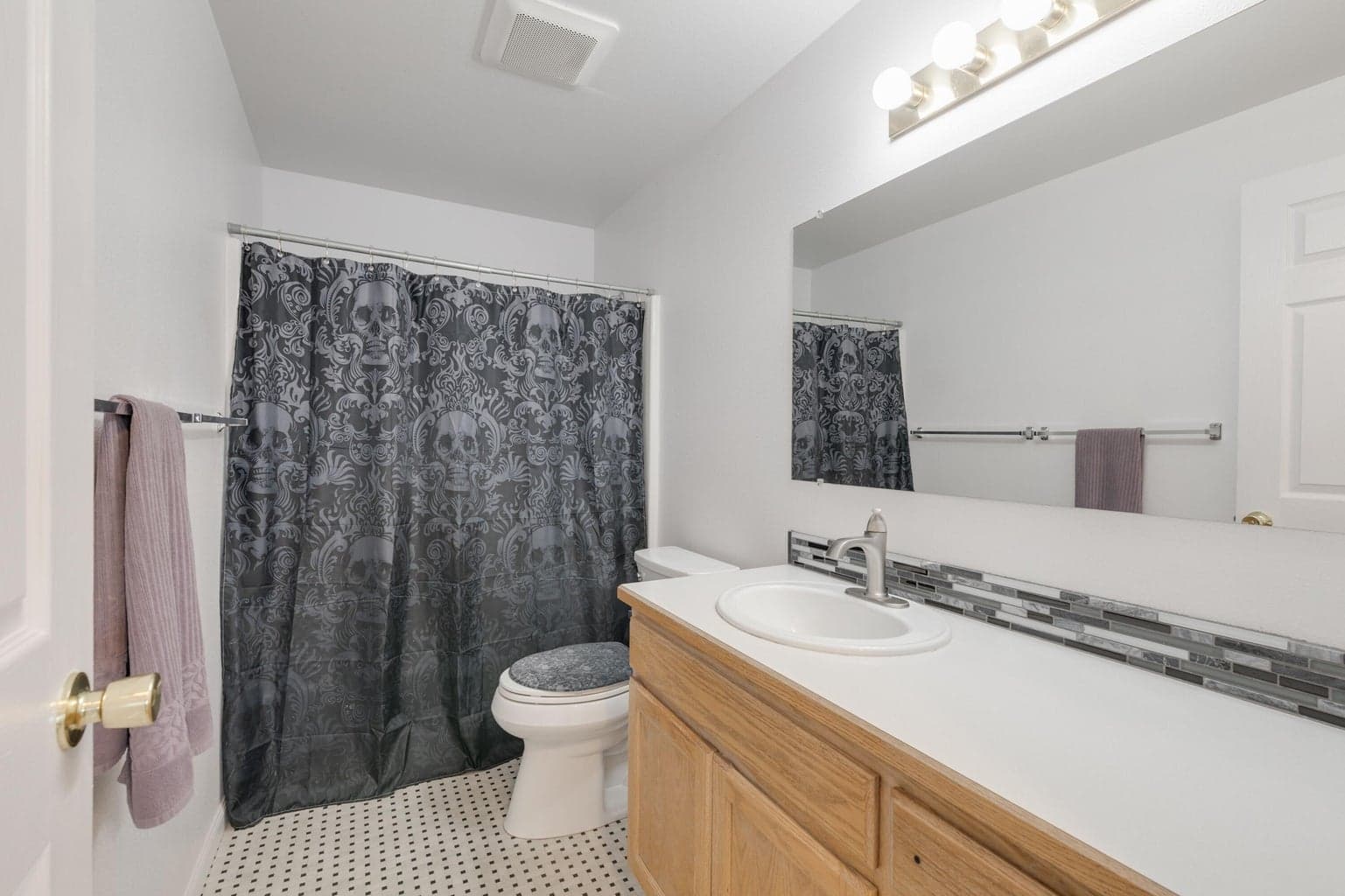 Photo of 906 NE Mahogany Street 20 of 32