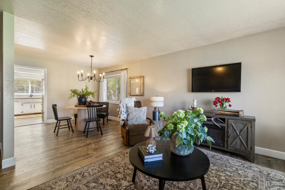 Photo of 4039 Valinda 5 of 33
