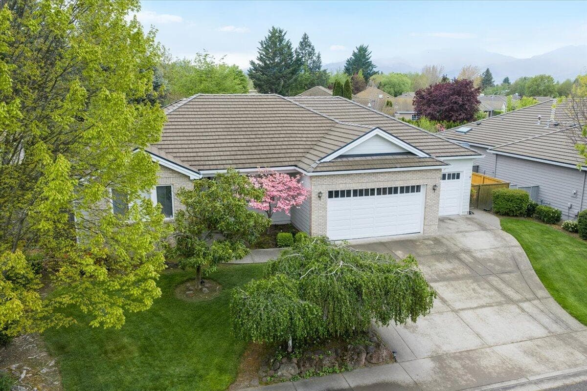 Photo of 747 Eastridge 2 of 28