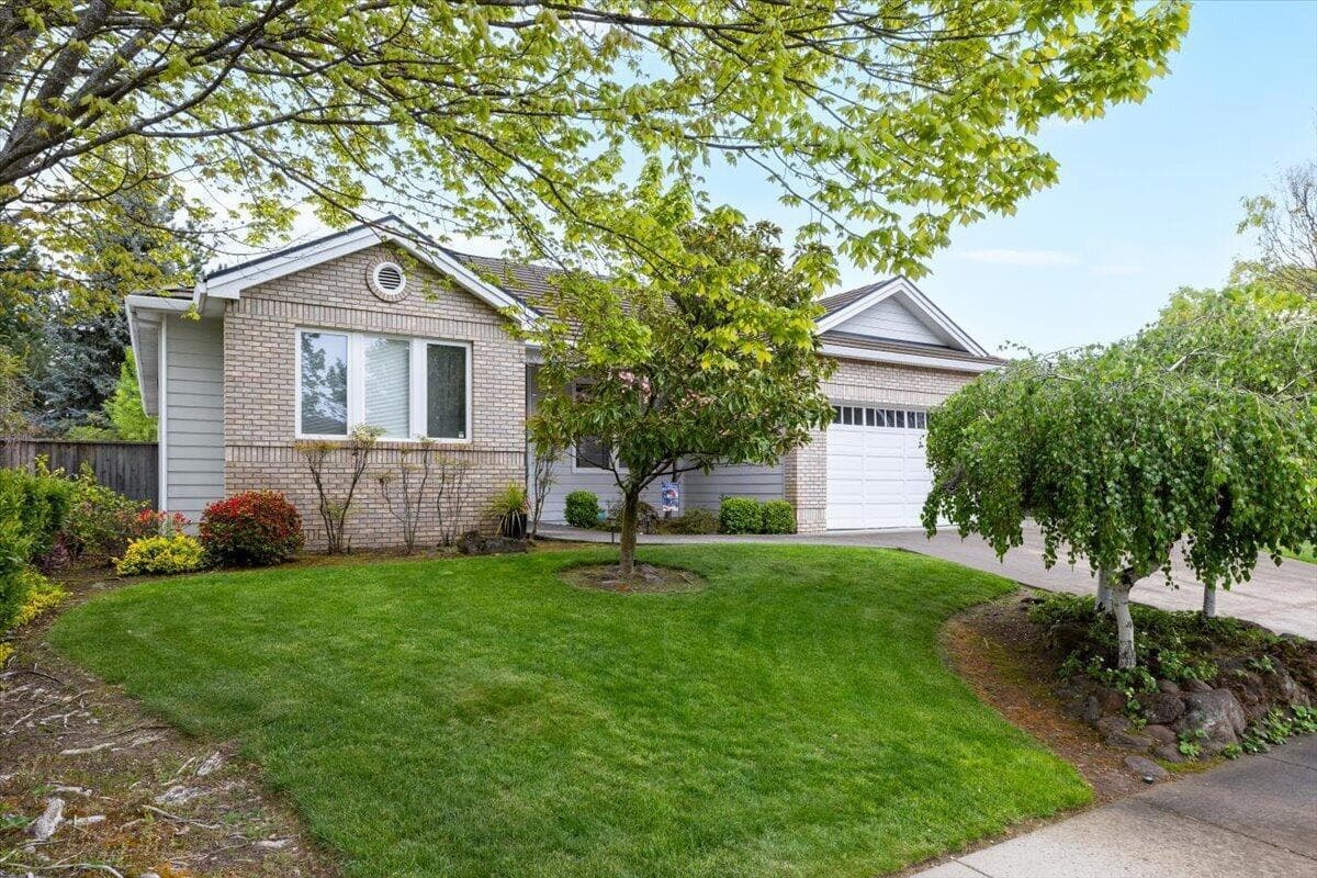Photo of 747 Eastridge 3 of 28