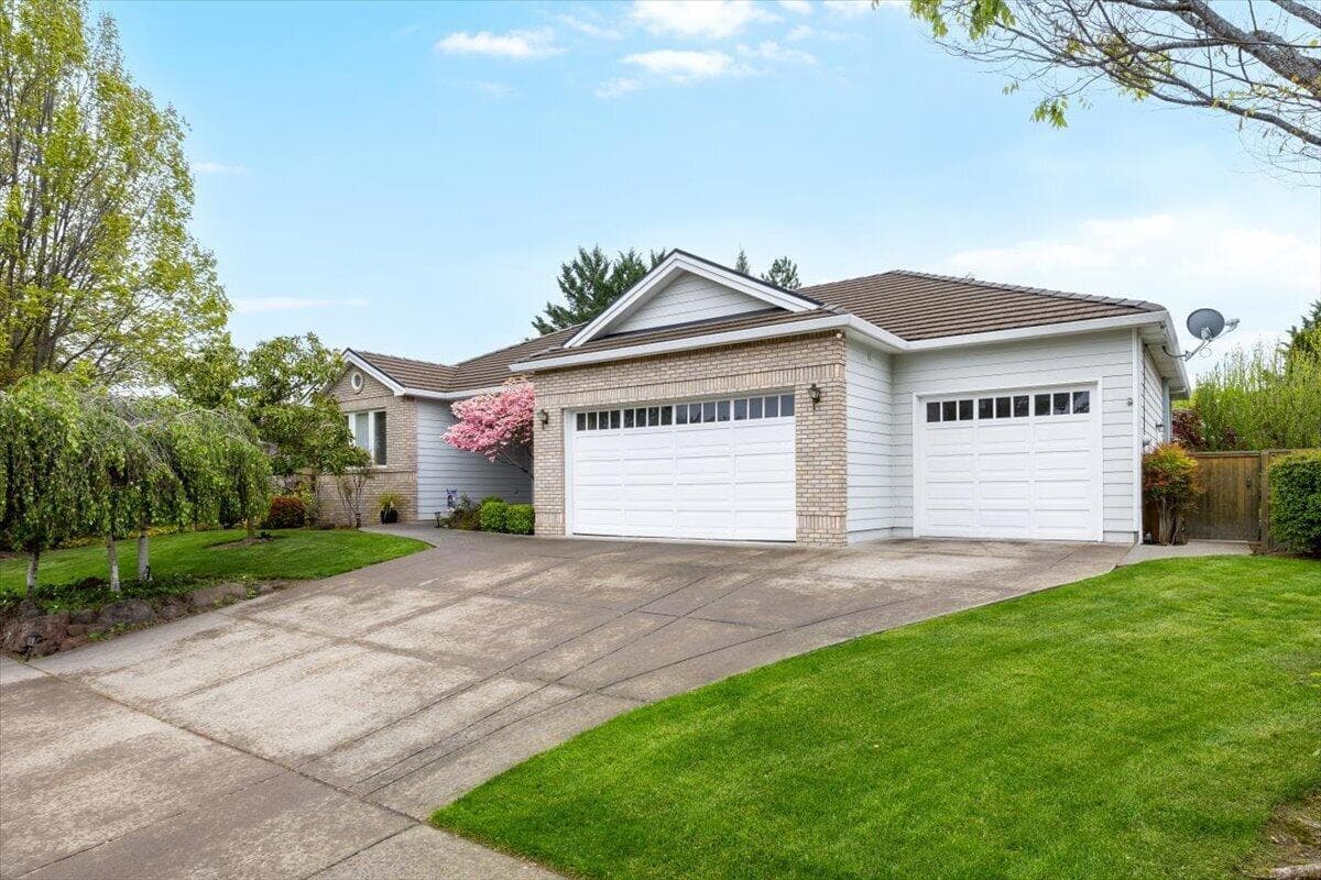 Photo of 747 Eastridge 4 of 28