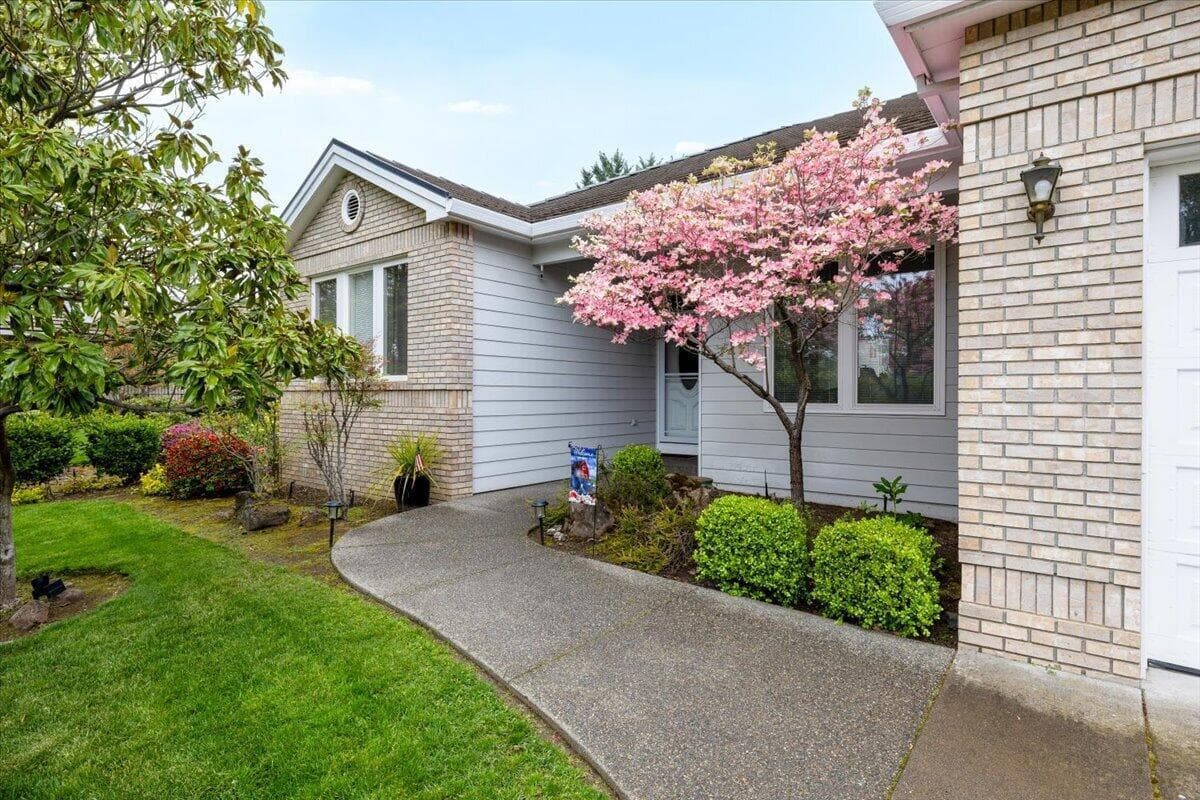 Photo of 747 Eastridge 5 of 28