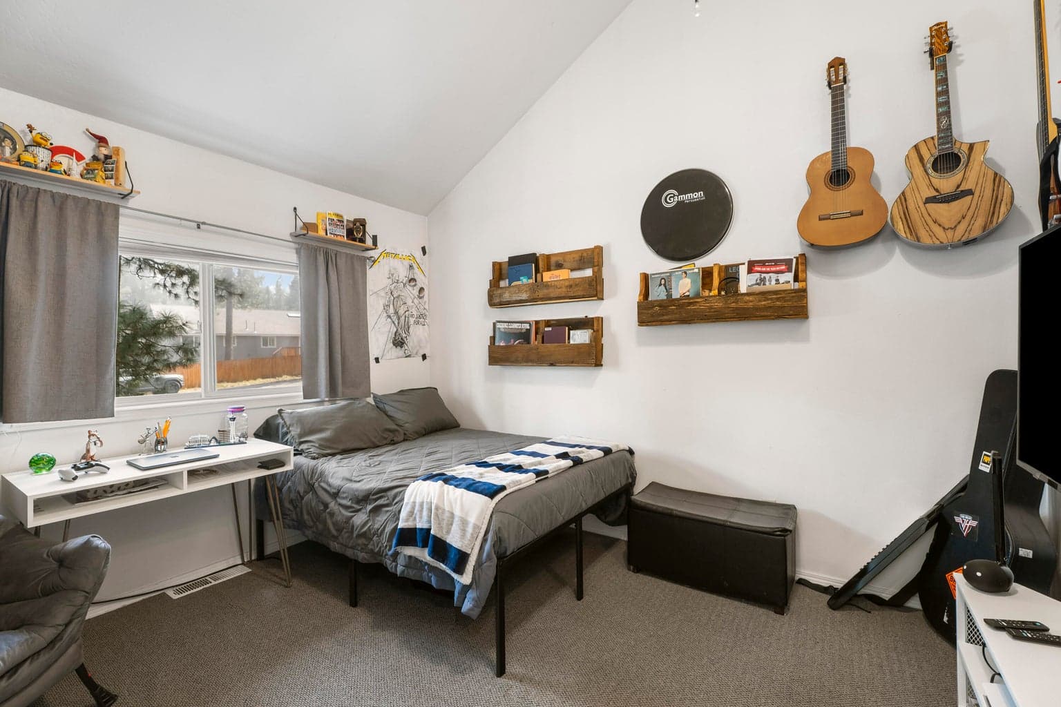 Vaulted-ceiling bedroom with vintage music character and private outlook