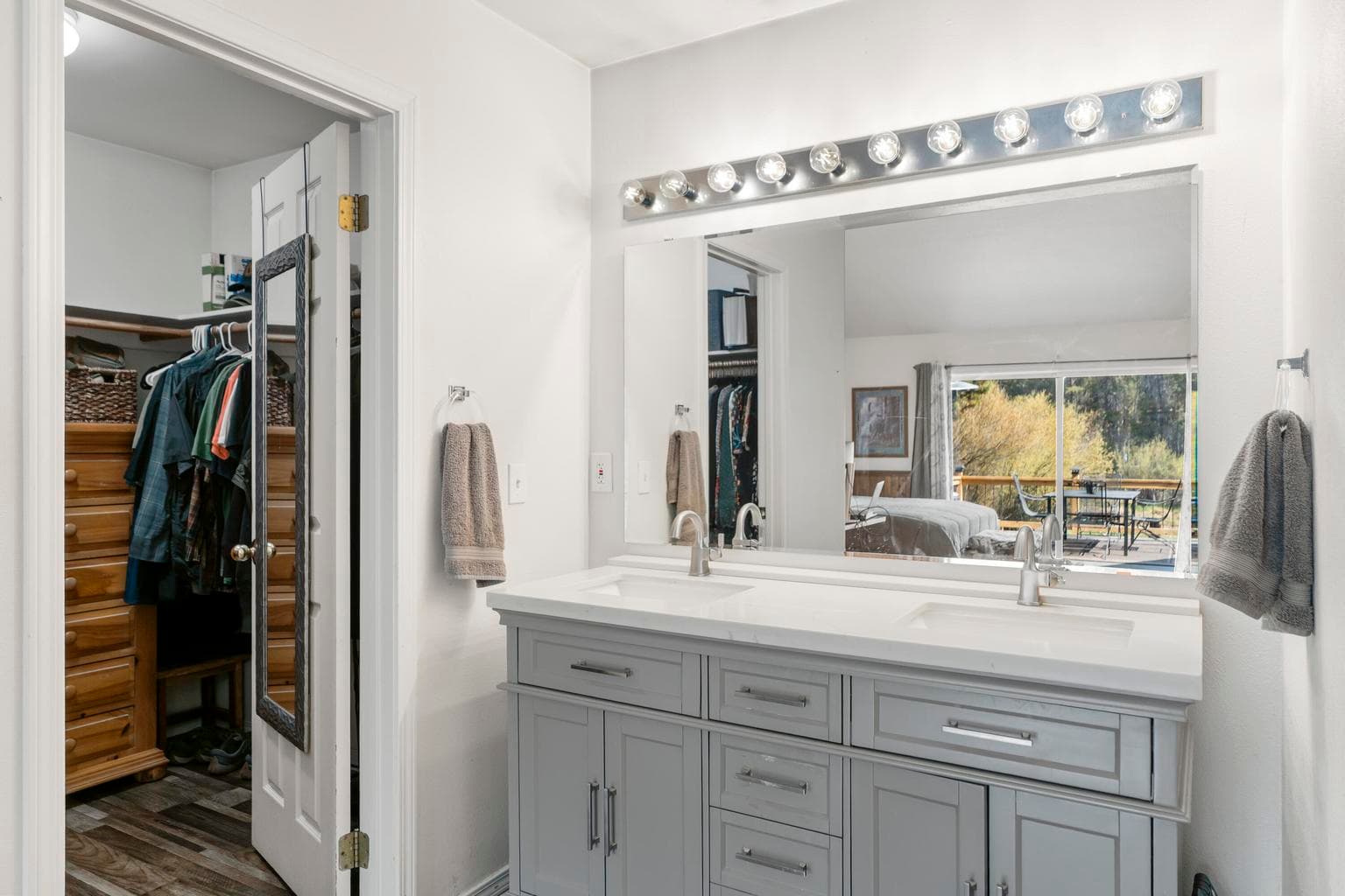 Primary suite's en-suite vanity