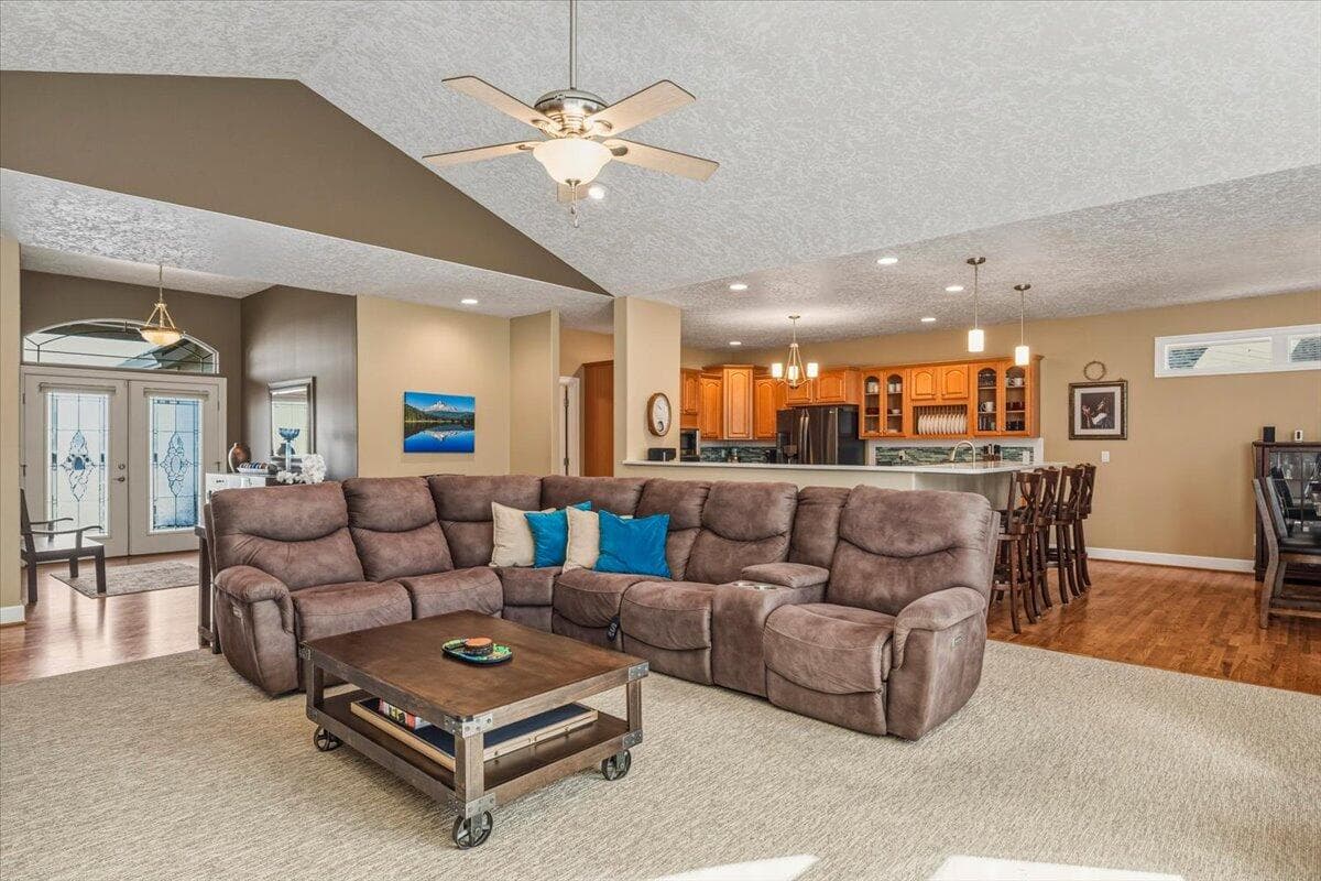 Photo of 4010 SW Majestic Avenue 6 of 55