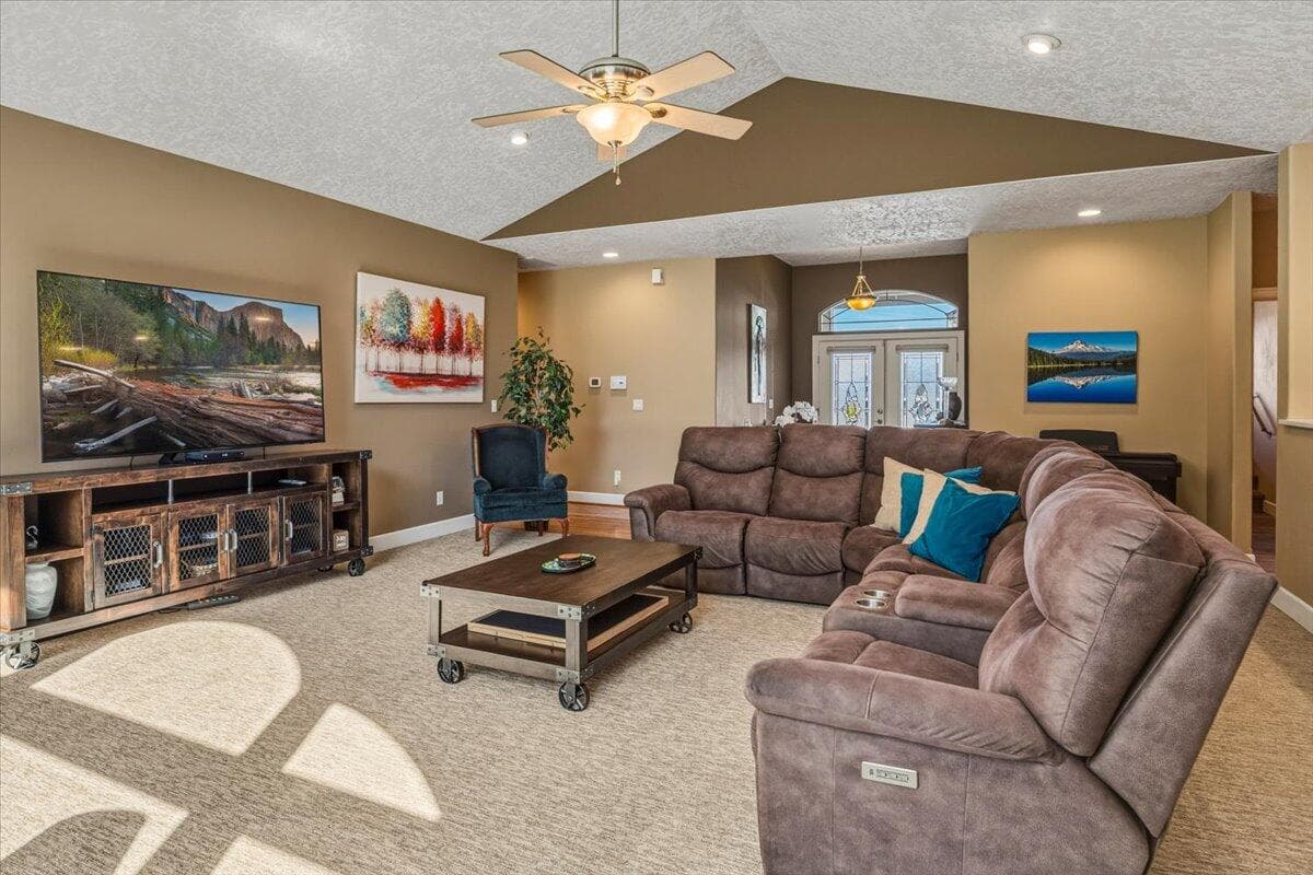 Photo of 4010 SW Majestic Avenue 9 of 55