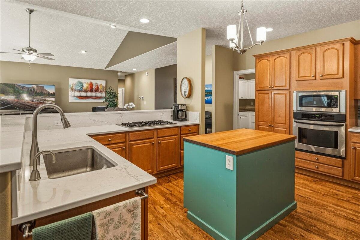 Photo of 4010 SW Majestic Avenue 13 of 55