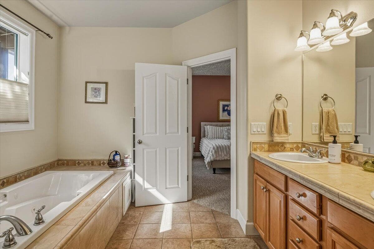 Photo of 4010 SW Majestic Avenue 32 of 55