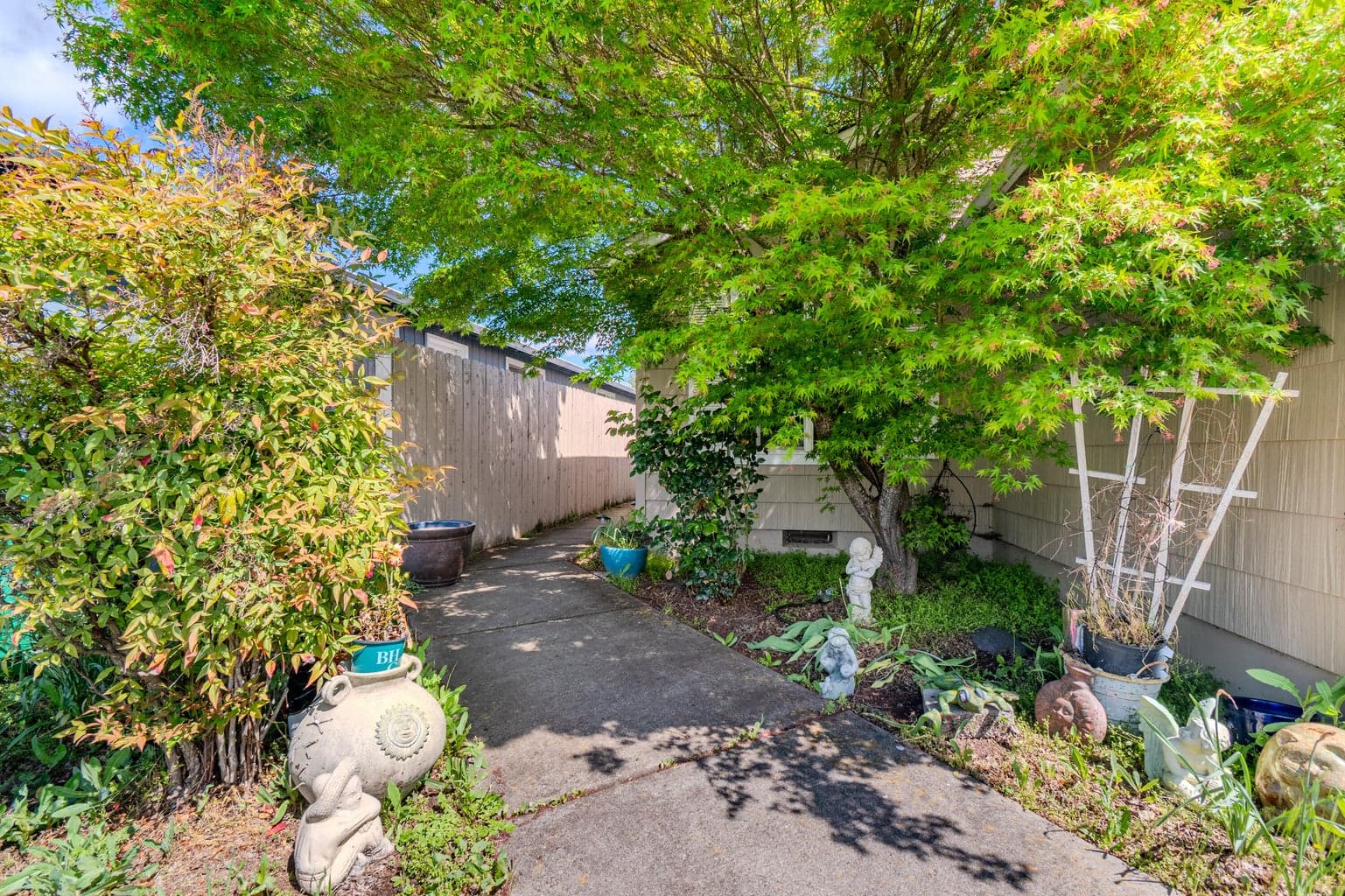 Photo of 436 St Clair 2 of 12